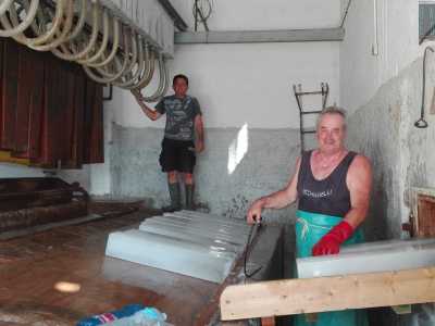 Attivit� che con il diffondersi dei frigoriferi andarono via via sparendo, anche se a Mola di Bari resiste ancora la famiglia La Padula, che �sforna� blocchi di ghiaccio dagli anni 60